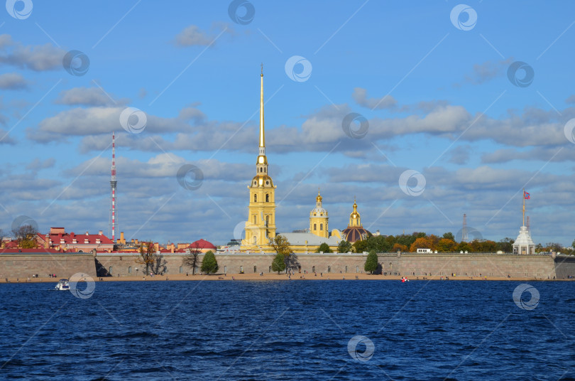 Скачать Санкт-Петербург, Россия - 10.10.2020: Петропавловская крепость в Санкт-Петербурге фотосток Ozero