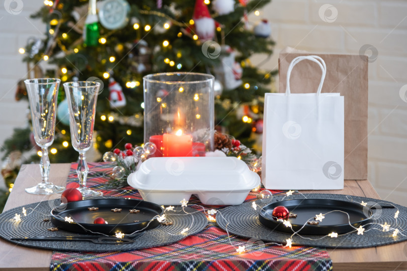Скачать Контейнеры службы доставки еды на стол, празднично сервированные к празднованию Рождества и нового года. Посуда и декор в стиле лофт. Экономия времени, горячий заказ, одноразовая пластиковая коробка. макет фотосток Ozero
