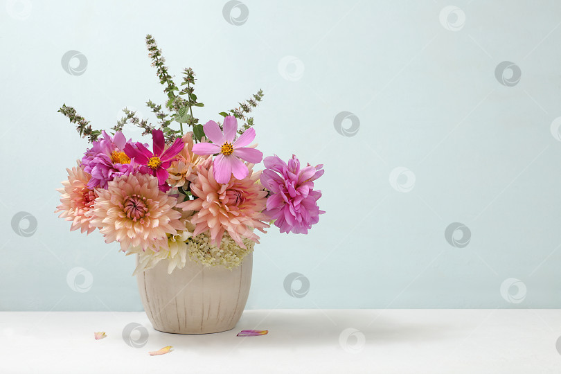 Скачать Красивые цветы георгина в вазе, абстрактная цветочная композиция, осенний фон с местом для текста, минималистичная концепция праздника, натюрморт, открытка. Поздравления с днем рождения, свадьбой, избирательный фокус фотосток Ozero