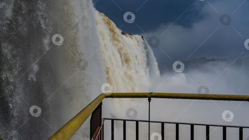 Скачать Мощные потоки водопада, пенясь, обрушиваются в пропасть. фотосток Ozero