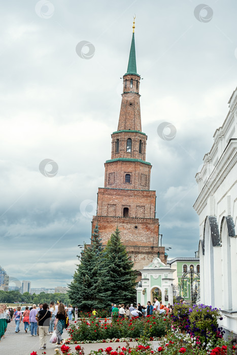 Скачать Вид на падающую башню Сююмбике в Казанском кремле. фотосток Ozero