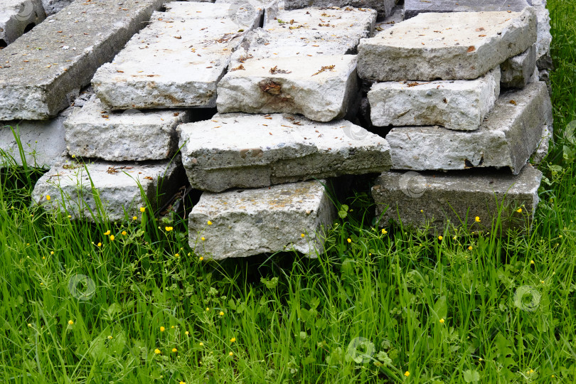 Скачать Фото серые бетонные шпалы и зеленая сочная трава фотосток Ozero