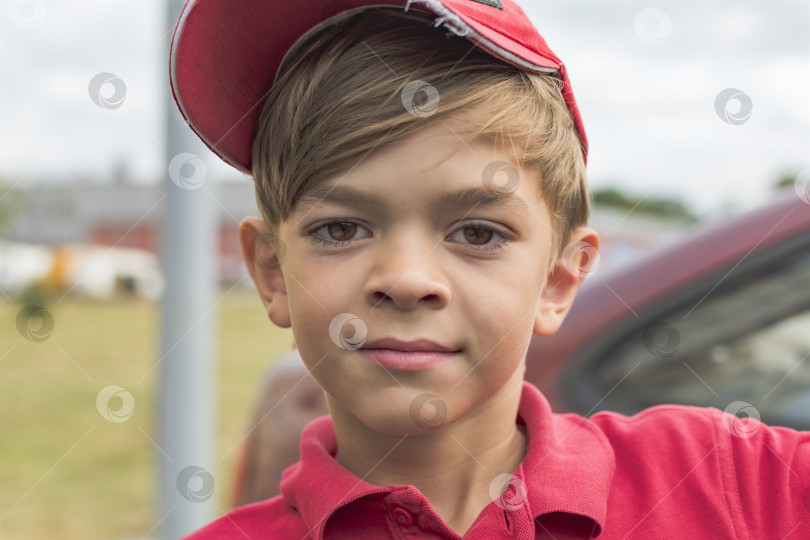 Скачать Маленький мальчик в красной футболке и кепке фотосток Ozero