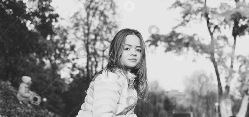 Скачать Портретное изображение молодой девушки в парке фотосток Ozero