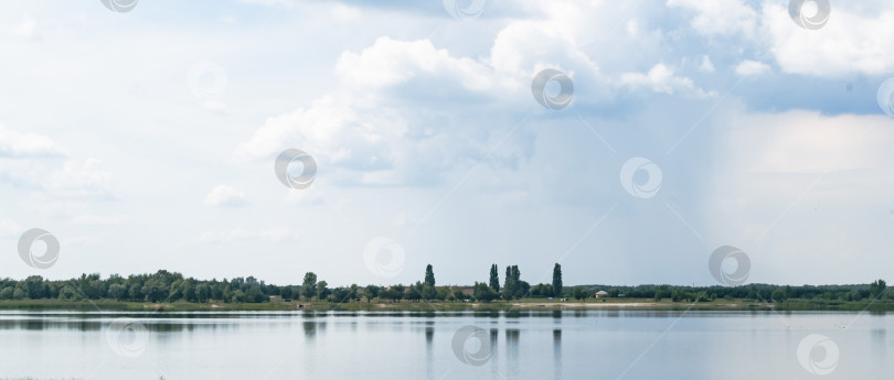 Скачать Вид на большое озеро за городом фотосток Ozero