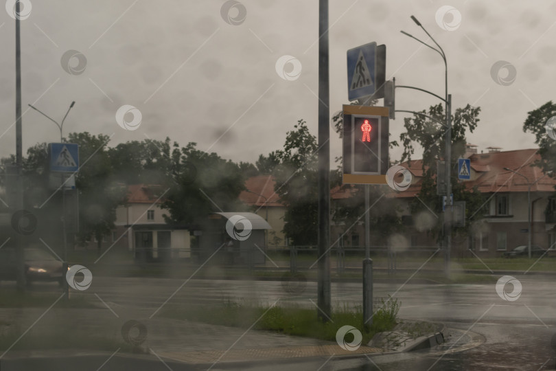 Скачать Вид из машины на дорогу в дождливую погоду фотосток Ozero