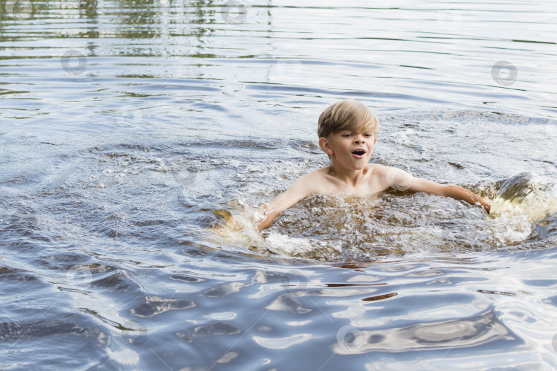 Скачать Маленький мальчик купается в озере фотосток Ozero