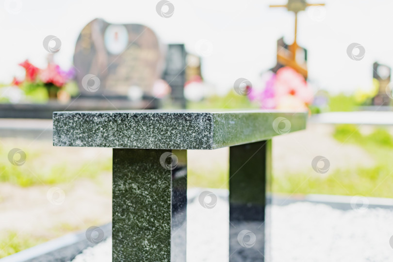 Скачать Гранитная скамья на могиле фотосток Ozero