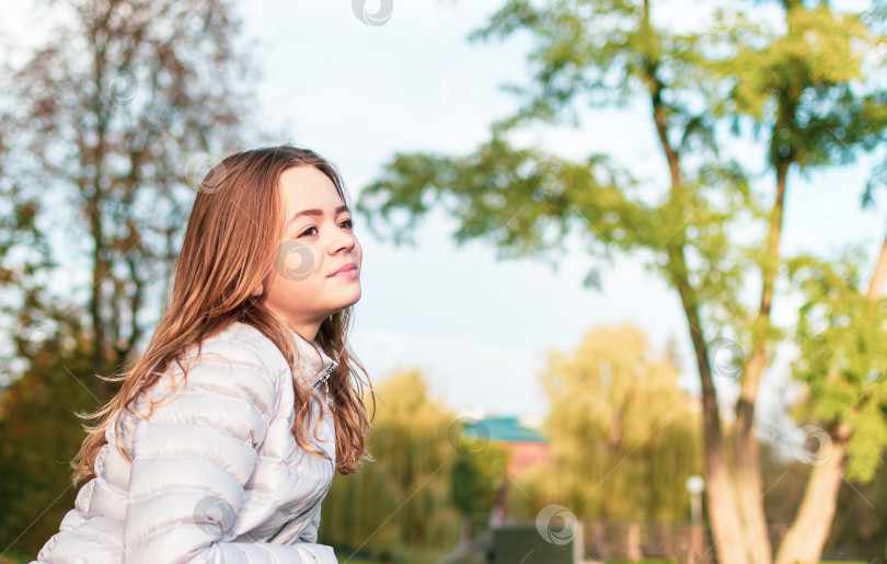 Скачать Портретное изображение молодой девушки в парке фотосток Ozero