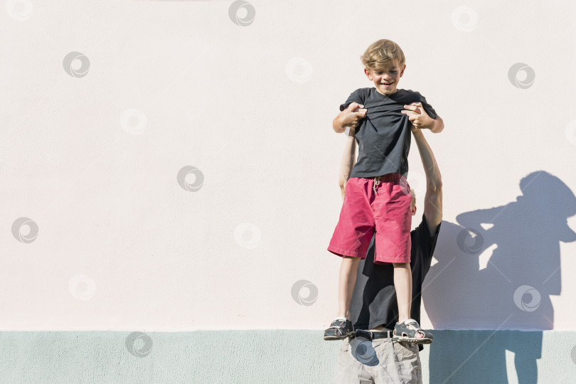 Скачать Маленький мальчик играет со старшим братом фотосток Ozero
