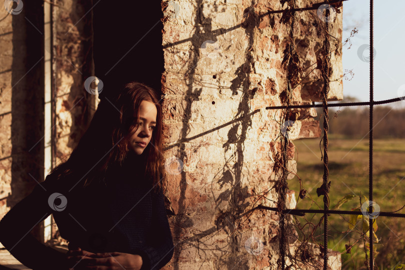 Скачать Тонированное изображение молодой девушки в стенах древней крепости фотосток Ozero