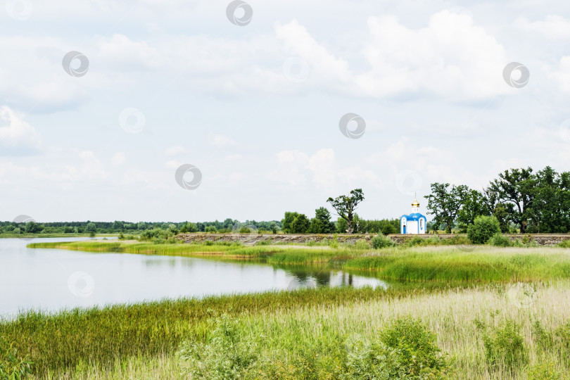 Скачать Небольшая церковь на берегу озера фотосток Ozero