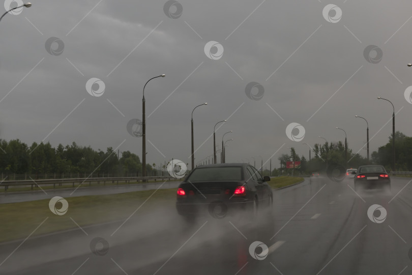 Скачать Вид из автомобиля на дорогу в дождливую погоду фотосток Ozero