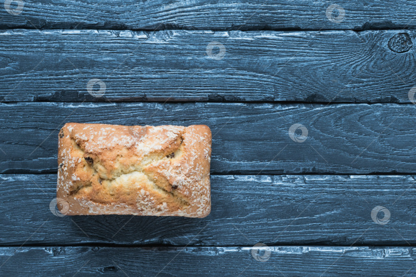 Скачать Буханка хлеба лежит на декоративном столике фотосток Ozero