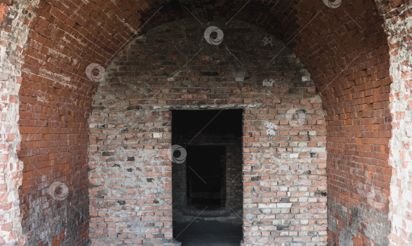 Скачать Открытый вход в подземелье в крепости фотосток Ozero