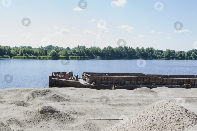 Скачать Вид на речную транспортную баржу фотосток Ozero