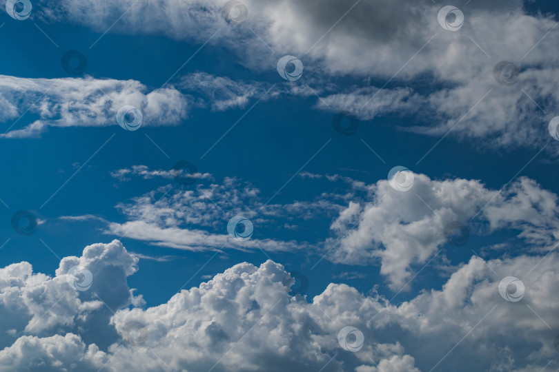 Скачать Летнее голубое небо, покрытое облаками фотосток Ozero