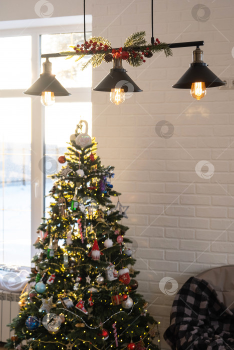 Скачать Черный абажур в стиле индустриального лофта украшен еловыми ветками на Рождество и Новый год на фоне белой кирпичной стены. Крупный план, минимализм фотосток Ozero