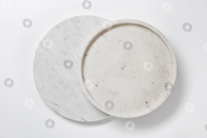Скачать Белая пустая круглая доска с текстурой мрамора на белом фоне. фотосток Ozero