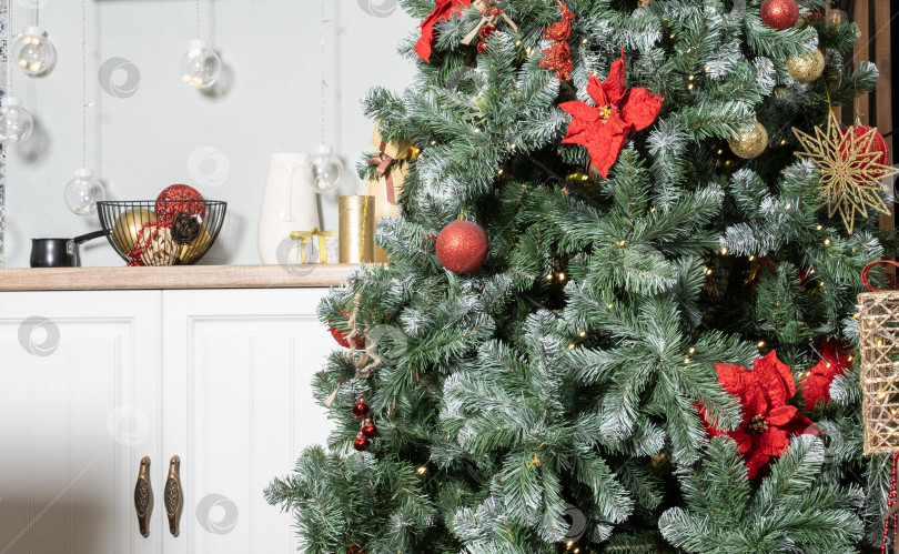 Скачать рождественская елка, украшенная шарами крупным планом фотосток Ozero