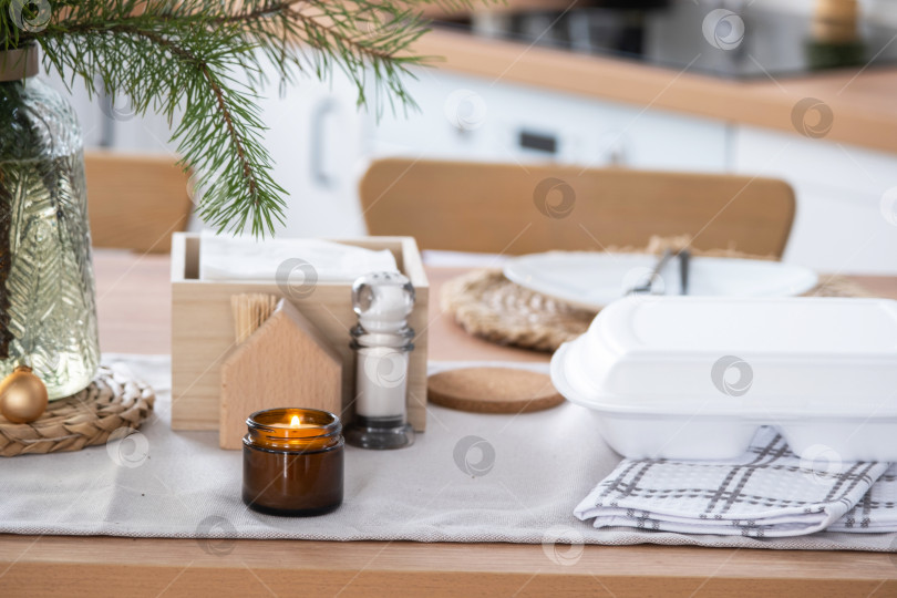 Скачать Контейнеры службы доставки еды на столе в белой кухне, празднично сервированные для празднования Рождества и нового года.  Экономия времени, горячий заказ, одноразовая пластиковая коробка, крафтовая упаковка. макет фотосток Ozero