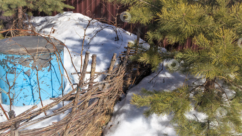 Скачать Плетёный забор в снегу фотосток Ozero