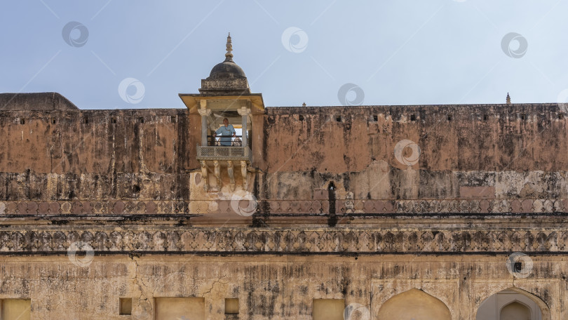 Скачать Древняя обветренная стена форта Амбер на фоне голубого неба. фотосток Ozero