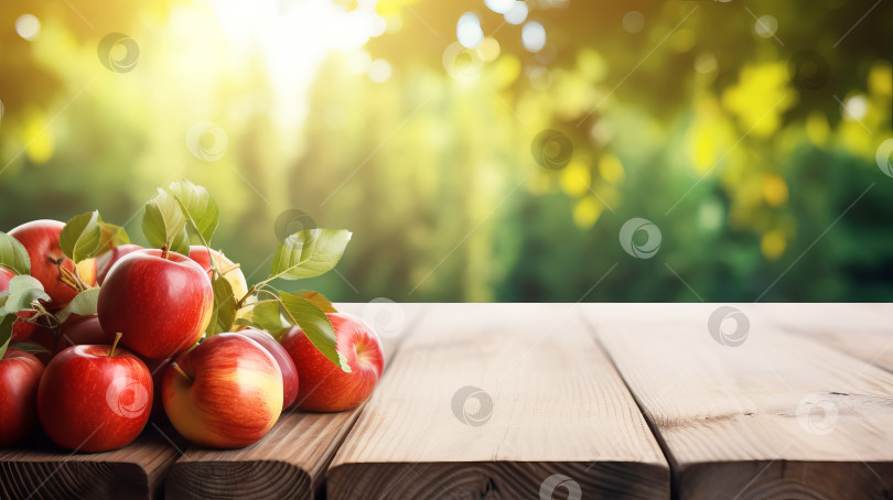 Скачать Урожай спелых яблок и пустой деревянный стол на фоне сельской местности. Выборочный акцент на столешнице. Иллюстрация генеративного искусственного интеллекта фотосток Ozero