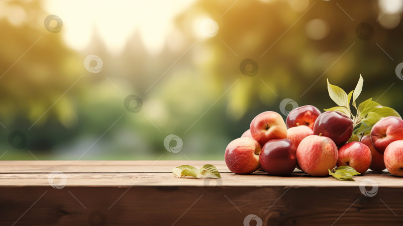 Скачать Урожай спелых яблок и пустой деревянный стол на фоне сельской местности. Выборочный акцент на столешнице. Иллюстрация генеративного искусственного интеллекта фотосток Ozero