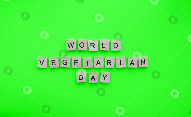 Скачать 1 октября, Всемирный день вегетарианца, минималистичный баннер с надписью деревянными буквами фотосток Ozero