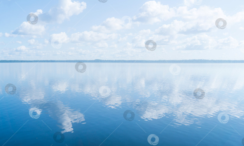 Скачать природный ландшафт, водный пейзаж с большим водоемом под голубым небом с облаками и далеким лесистым берегом фотосток Ozero