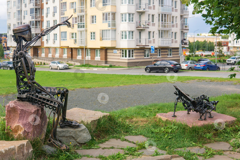 Скачать объект современного искусства, металлическая уличная скульптура робота с собакой в Петрозаводске, Россия фотосток Ozero