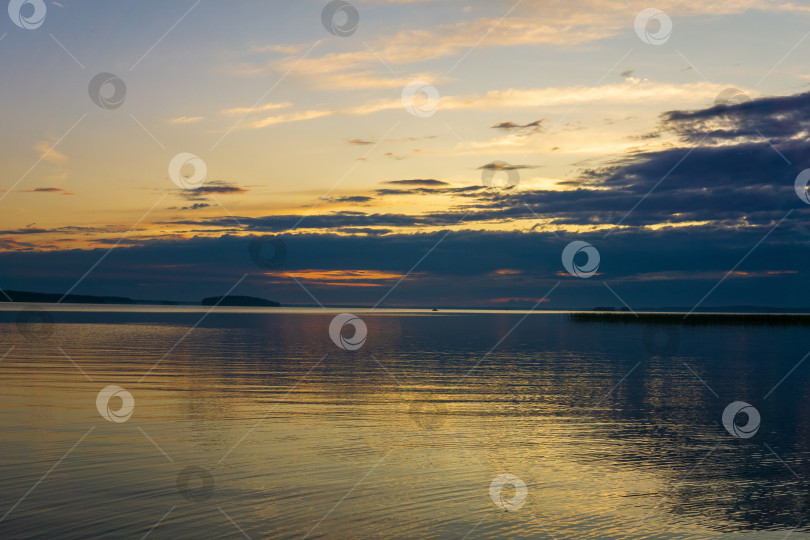 Скачать природный ландшафт, белая ночь над широким северным озером фотосток Ozero