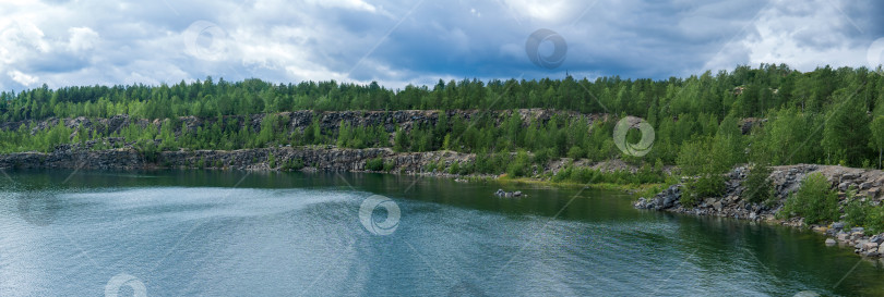 Скачать панорама с чистым озером на месте старого каменного карьера фотосток Ozero