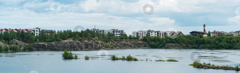 Скачать жилые здания на берегу озера в затопленном старом карьере фотосток Ozero