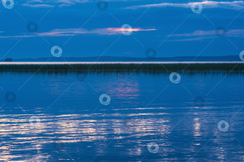 Скачать природный ландшафт, белая ночь над широким северным озером фотосток Ozero