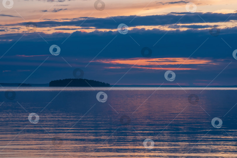 Скачать природный ландшафт, белая ночь над широким северным озером фотосток Ozero