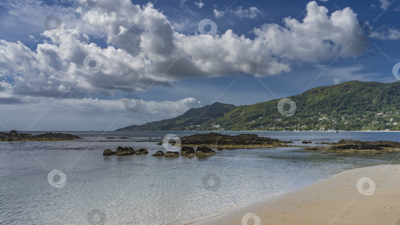 Скачать Отлив на пляже тропического острова. фотосток Ozero