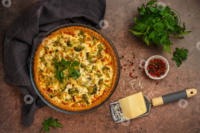 Скачать Пирог с заварным кремом по-лотарингски с курицей и брокколи. Пирог с овощами, птицей, сыром, петрушкой и специями.  Деревенский стиль. Традиционная французская кухня. Выборочный фокус, вид сверху фотосток Ozero