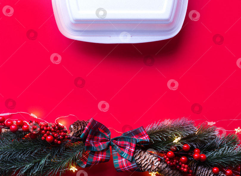 Скачать Рождественский декор контейнеров службы доставки еды. Акция в канун Нового года. Готовый горячий заказ, одноразовая пластиковая и бумажная упаковка. Работаем в праздничные дни в сфере общественного питания. Место для копирования, макет фотосток Ozero
