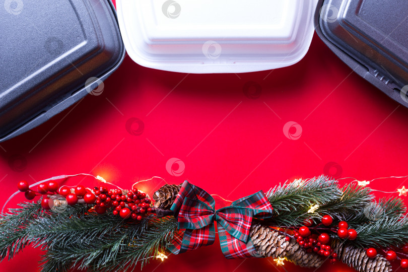 Скачать Рождественский декор контейнеров службы доставки еды. Акция в канун Нового года. Готовый горячий заказ, одноразовая пластиковая и бумажная упаковка. Работа в праздничные дни в сфере общественного питания. Место для копирования, макет фотосток Ozero