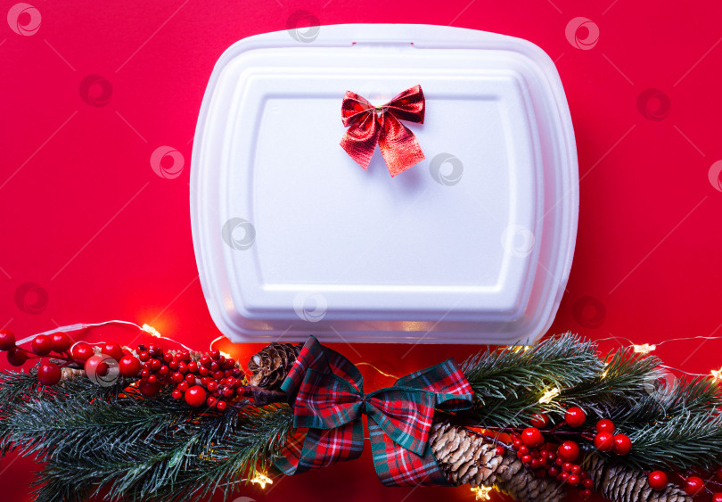 Скачать Рождественский декор контейнеров службы доставки еды. Акция в канун Нового года. Готовый горячий заказ, одноразовая пластиковая и бумажная упаковка. Работаем в праздничные дни в сфере общественного питания. Место для копирования, макет фотосток Ozero
