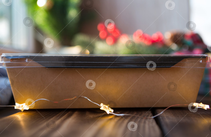 Скачать Рождественский декор бумажной упаковки службы доставки еды на столе. Готовая к заказу, экологически чистая упаковка, пригодная для вторичной переработки. Организация праздников, приготовление десертов, печенья и сладостей домашнего приготовления. макет фотосток Ozero