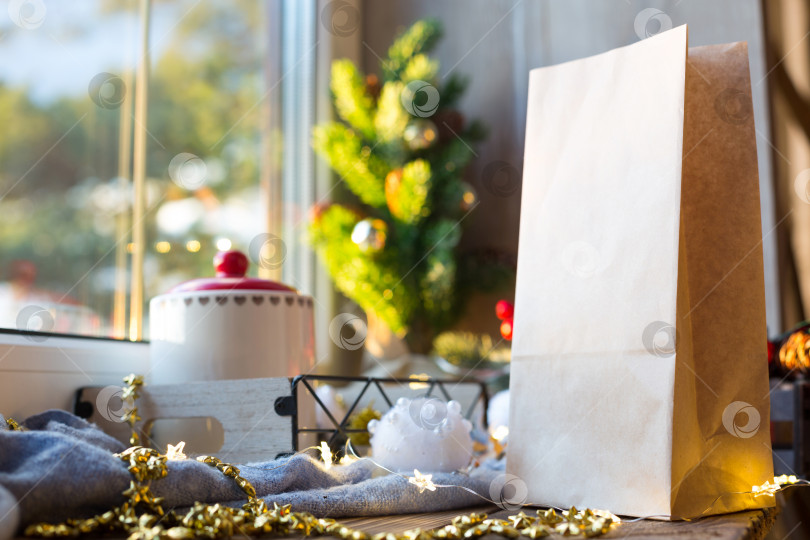 Скачать Рождественский декор бумажной упаковки службы доставки еды на столе. Готовый заказ, экологически чистая упаковка, пригодная для вторичной переработки. Организация питания на праздники, приготовление десертов, печенья и сладостей домашнего приготовления. макет фотосток Ozero