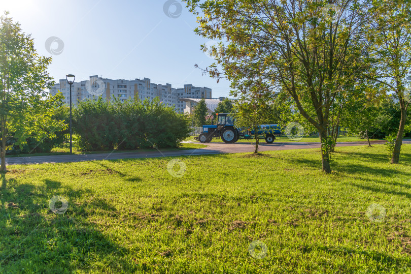 Скачать Полив тротуаров в парке фотосток Ozero