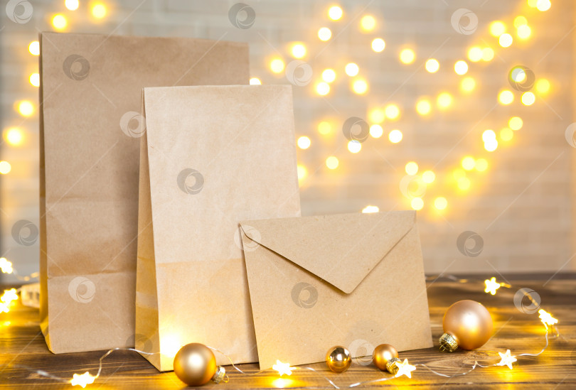 Скачать Рождественский декор одноразовой упаковки из крафт-бумаги службы доставки еды. Готовый заказ, экологически чистая упаковка, пригодная для вторичной переработки, ноль отходов. Организация праздников, приготовление сладостей домашнего приготовления. макет, пометка фотосток Ozero