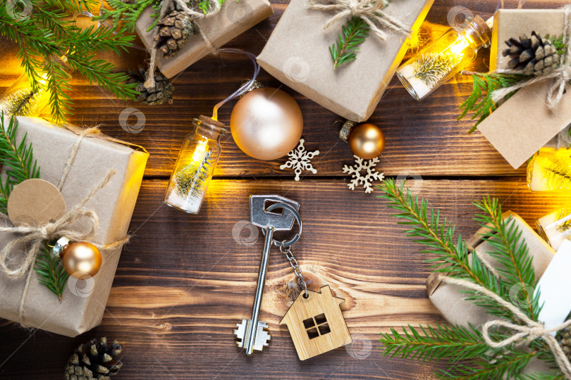 Скачать Ключ от дома на природном фоне с коробкой с подарком на Рождество и новый год. Экологичное жилье, ипотека, кредит, бронирование, покупка недвижимости, переезд в ваш дом фотосток Ozero