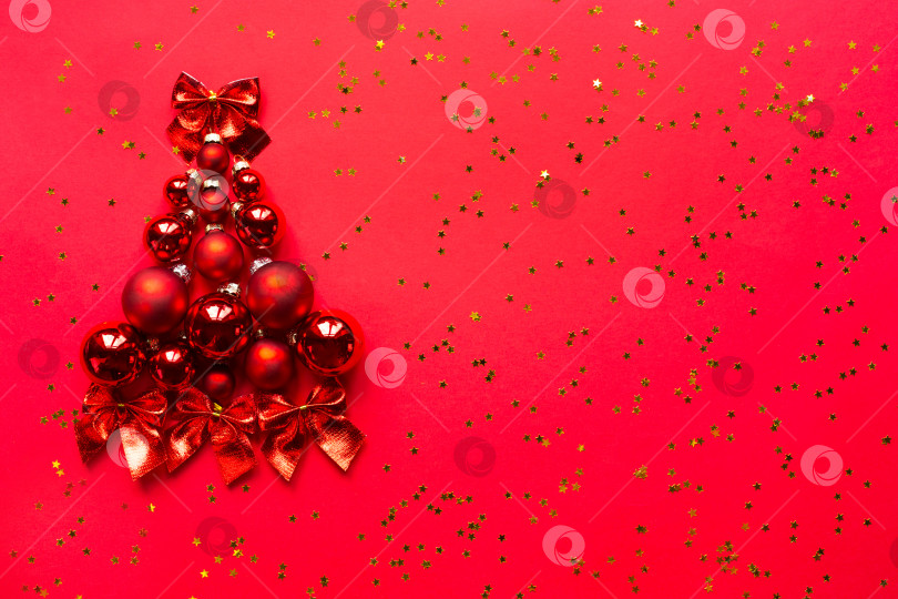 Скачать Рождественская елка из стеклянных шаров на красном фоне с золотыми звездами. Рождественский фон, новый год, flatlay. Пространство для копирования. Поздравительная открытка, праздничное настроение фотосток Ozero