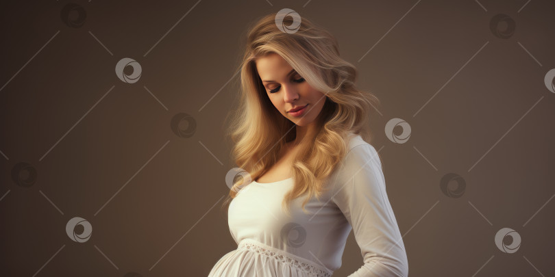 Скачать молодая беременная женщина из Европы на светлом фоне. Порождающий искусственный интеллект фотосток Ozero