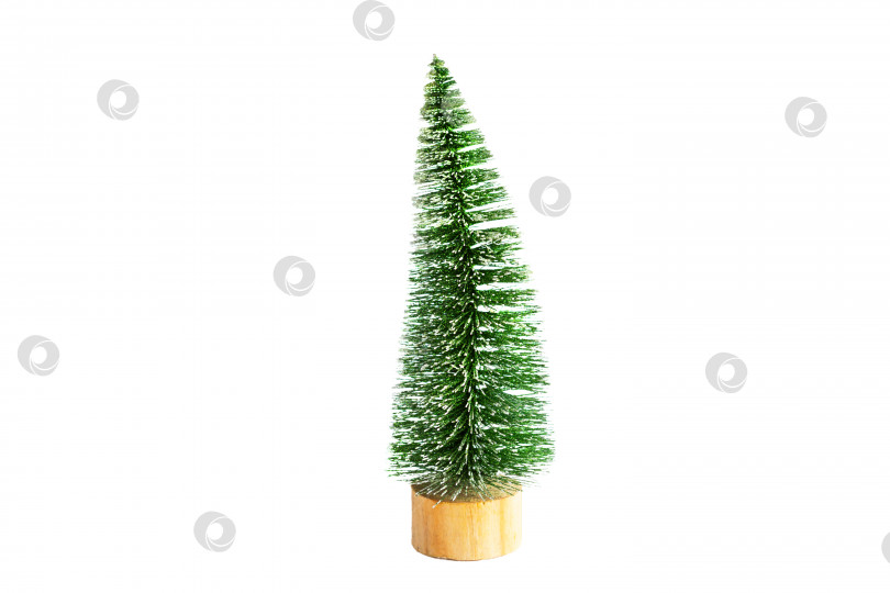 Скачать Зеленая искусственная рождественская елка в форме треугольной кисти на деревянной круглой подставке, на белом фоне, изолирующая. Рождество, новый год, символ праздника. фотосток Ozero